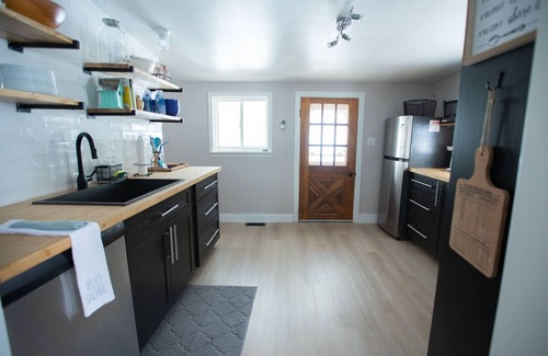 Marmora Cottage | Beachfront Stay · Hot Tub · Games · Firepit ·Water Toys · Family-Friendly