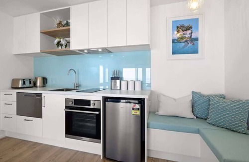 Bell Block Apartment | Beachfront Studio with Sea Views
