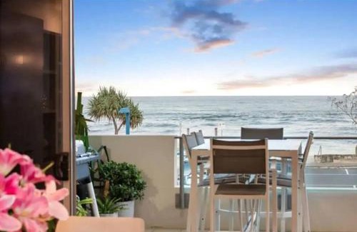 Maroochydore Apartment | Beachfront with Pool - 3 bed 2 bath spacious open plan