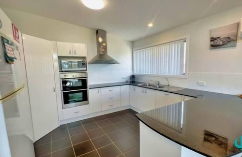Caves Beach Apartment | Beachside Beauty - Short walk to Caves Beach