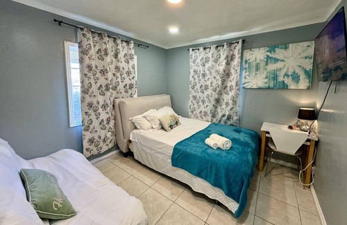 Midway City Cottage | Beachside Cottage: Disneyland, L.Saigon, Knotts!