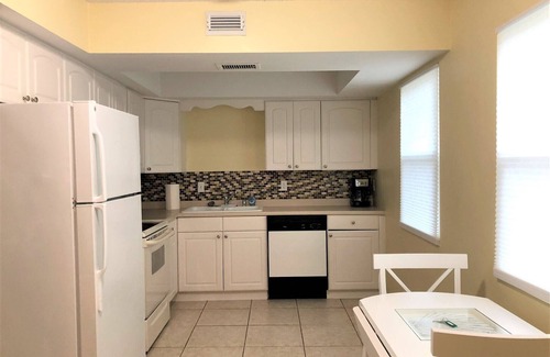 Fort Pierce House | 🌊 Beachside Cottage, Great Neighborhood 🐶 Pet Friendly 🏖️ Parks/Sunsets