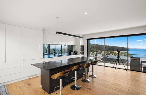 Kingston Beach Villa | Beachside Luxury Villa Expansive Panoramic Vistas