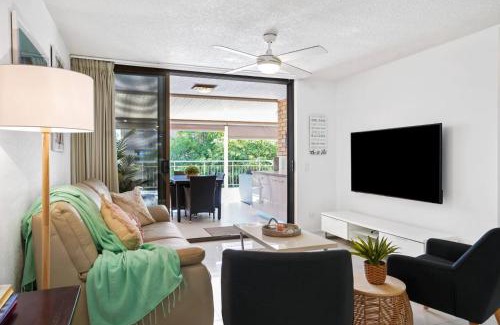Alexandra Headland Apartment | Beachside Oasis-Walk to Alex Beach
