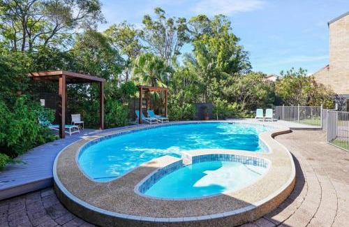 Alexandra Headland Apartment | Beachside Oasis-Walk to Alex Beach