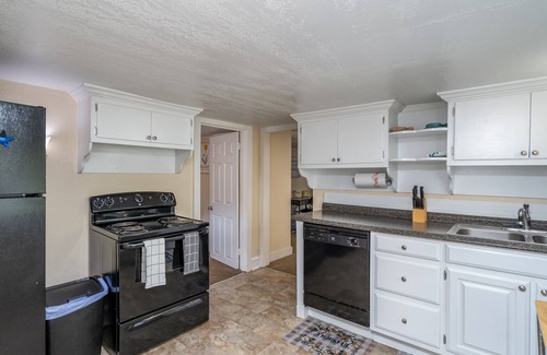 Buckroe Beach House | Beachside Retreat for 4 – Walk to Buckroe Beach!