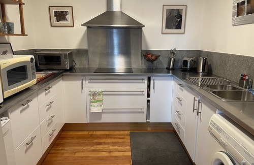 Taroona Apartment | Beachside Taroona with Spa