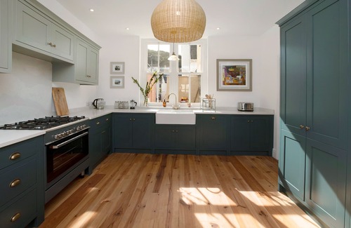Teignmouth House | Beachside Village House withParking, sleeps 14 all en-suite, freshly renovated