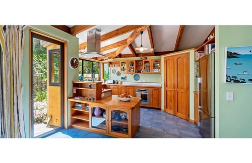 Tahunanui House | BeachView Retreat Holiday Home