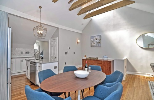 Boston Apartment | Beacon Hill Penthouse, Stately 2-bedroom apartment with AC, WiFi near MGH