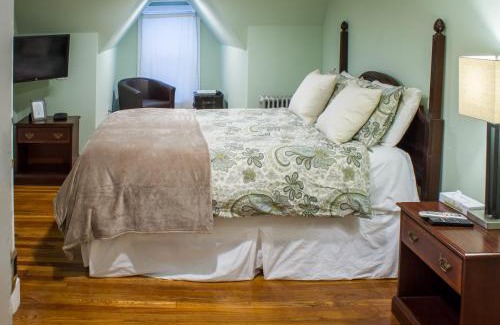 Cleveland Circle Bed & Breakfast | Beacon Inn 1750