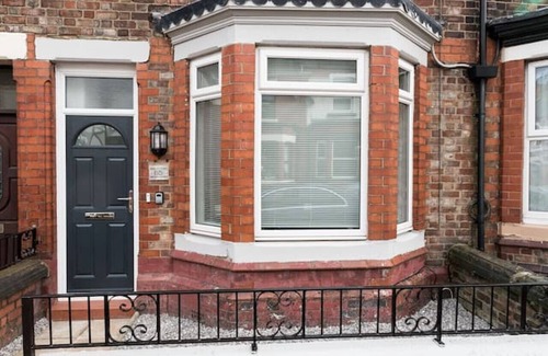 Warrington House | Beamont House - Four bedroom all en-suite house