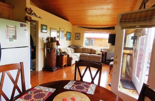 Kachemak House | Bear Canyon Cottages - Bird House