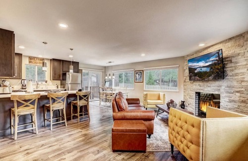 North Upper Truckee House | Bear Cub Cabin - Pets + Hot tub + Arcade Game