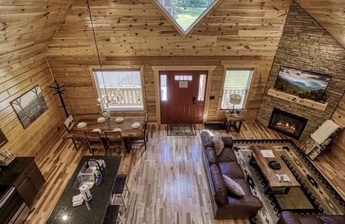 White Oak Lodge Cabin | Bear Necessities-Cozy 2BR Cabin Gatlinburg-Hot Tub