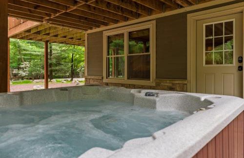 Lake Harmony Estates House | Bear Paw Lodge by AvantStay Hot Tub Deck Fire Pit
