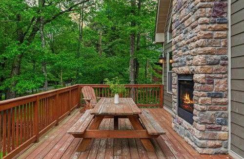 Lake Harmony Estates House | Bear Paw Lodge by AvantStay Hot Tub Deck Fire Pit