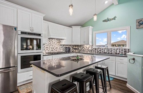 City-by-the Sea House | Bearfoot Bungalow | Cozy Bayfront Beauty Near Area Fun!