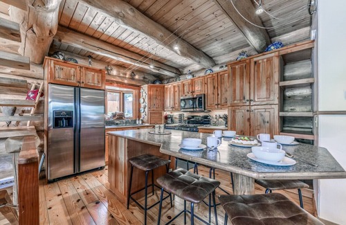 Ruidoso Apartment | Bearfoot Lodge: Hot Tub, Pets, River & Trails