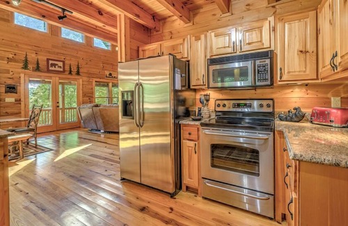 Mineral Bluff Cabin | Bearfoot Retreat - Hot Tub | Game Room | Outdoor Fire Pit