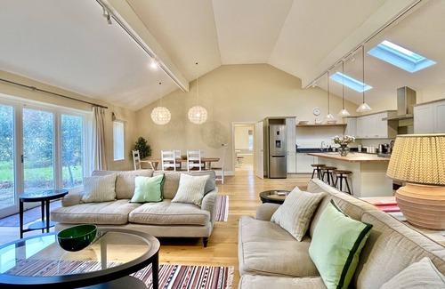 North Stoke Cottage | Beaufort Barn by inspirestays-com - a cottage that sleeps 6 guests in 3 bedrooms