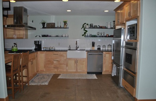 Molalla House | Beautiful 1,400 sq ft guesthouse on country property mins. from Silverton.