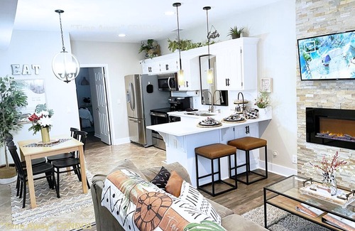 Olathe House | Beautiful 1-Bdrm Private Suite - Like a Resort Overlooking a Creekside Backyard