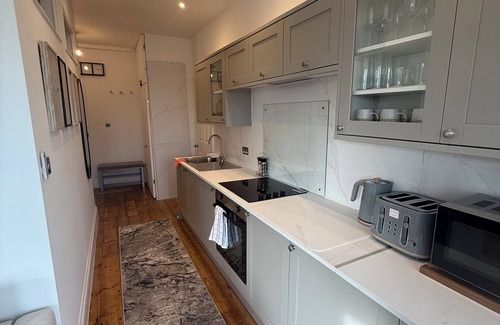 Surbiton Hill Apartment | Beautiful 1-bedroom apartment. Perfect for couples, families, or friends.