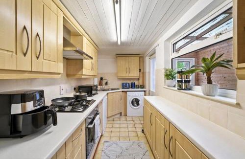 Aylesbury House | Beautiful 2 bedroom house Free Parking, Aylesbury, Adrenham st