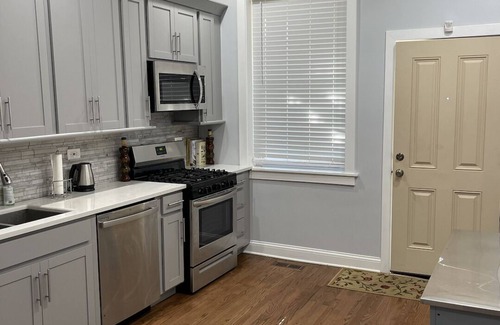 Woodlawn Apartment | Beautiful 2-Bedroom Apt Near University of Chicago
