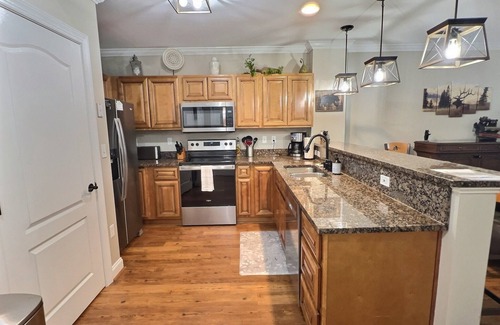 Gatlinburg Condo | Beautiful 2 bedroom/2 bath condo in downtown Gatlinburg and the Smoky Mountains