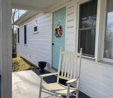 Henry House | Beautiful 2 BR 1 BA Cabin in Blue Ridge Mountains: The Little White House