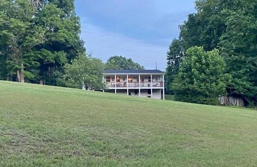 Henry House | Beautiful 2 BR 1 BA Cabin in Blue Ridge Mountains: The Little White House