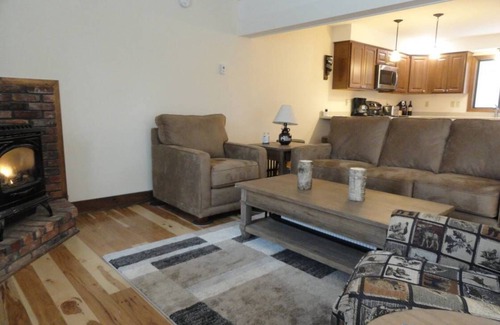 West Hartford House | Beautiful 2-BR 2.5-BA End Unit Townhome at Quechee Lakes