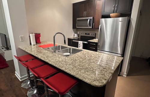 Downtown Mississauga Condo | Beautiful 2Bed 2Bath Condo Steps to Square One
