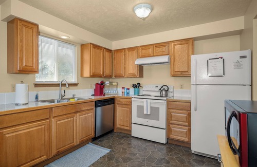 Spokane Valley Apartment | Beautiful 2BR APT 2 ⭑ Netflix & Keurig ⭑ Full Kitchen ⭑ WiFi ⭑ AC