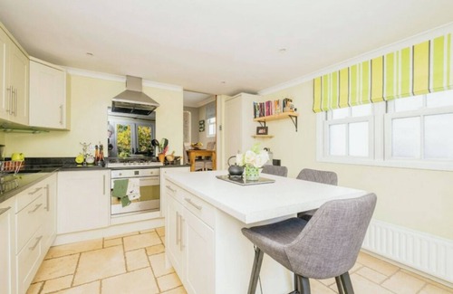 Ascot Cottage | Beautiful 3 bed, 2 bath cottage in Ascot with off road parking. Great location!