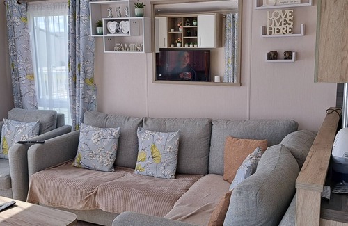 Lydd-on-Sea Cabin | Beautiful 3-Bed Lodge in kent