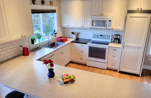 Cobble Hill House | Beautiful 3 bedroom vacation home - Ocean views - 2 minutes to the Beach - Patio