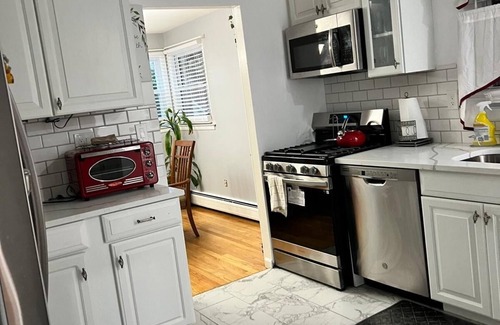 Stratford Apartment | Beautiful 3 Bedroom Home Stratford CT Close to Train, I95, Beach & Shopping