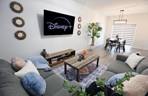 Southwest Edmonton House | Beautiful 3 King Beds,Garage,Airport,Disney+