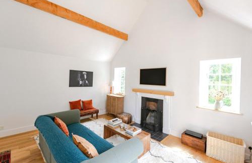 Kettering House | Beautiful 3BD Thatched Stone Cottage Kettering