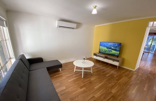 Bayswater House | Beautiful 3BR home in Great Bayswater Location.