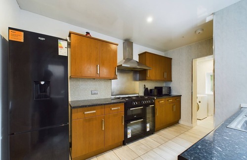 Selhurst House | Beautiful 4 bed | 3 bathroom house | Garden| 5 mins walk to East Croydon station