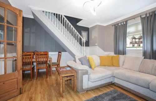 Gilmerton House | Beautiful 4 Bedroom Cottage - Free Parking