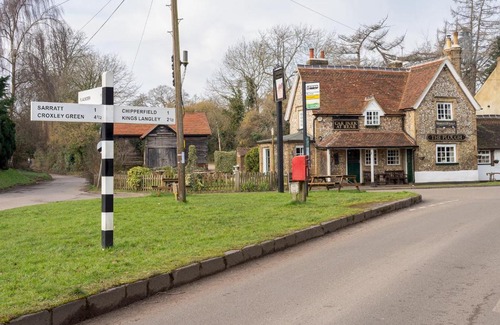 Sarratt House | Beautiful 4-Bedroom Cottage Pass the Keys