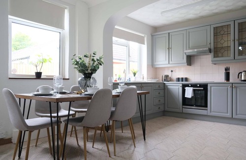 Clapham House | Beautiful 4 Bedroom Home with Garden in Bedford