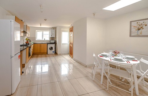 Plumstead House | Beautiful 4 bedrooms house close to Train Station
