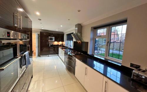 Binfield House | Beautiful 5 Bed 3 Bathroom Detached Family Home 8