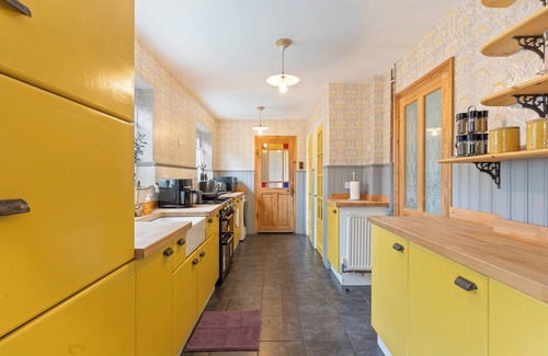 Aylesbury House | Beautiful 5 Bedroom House with free parking,penn rd